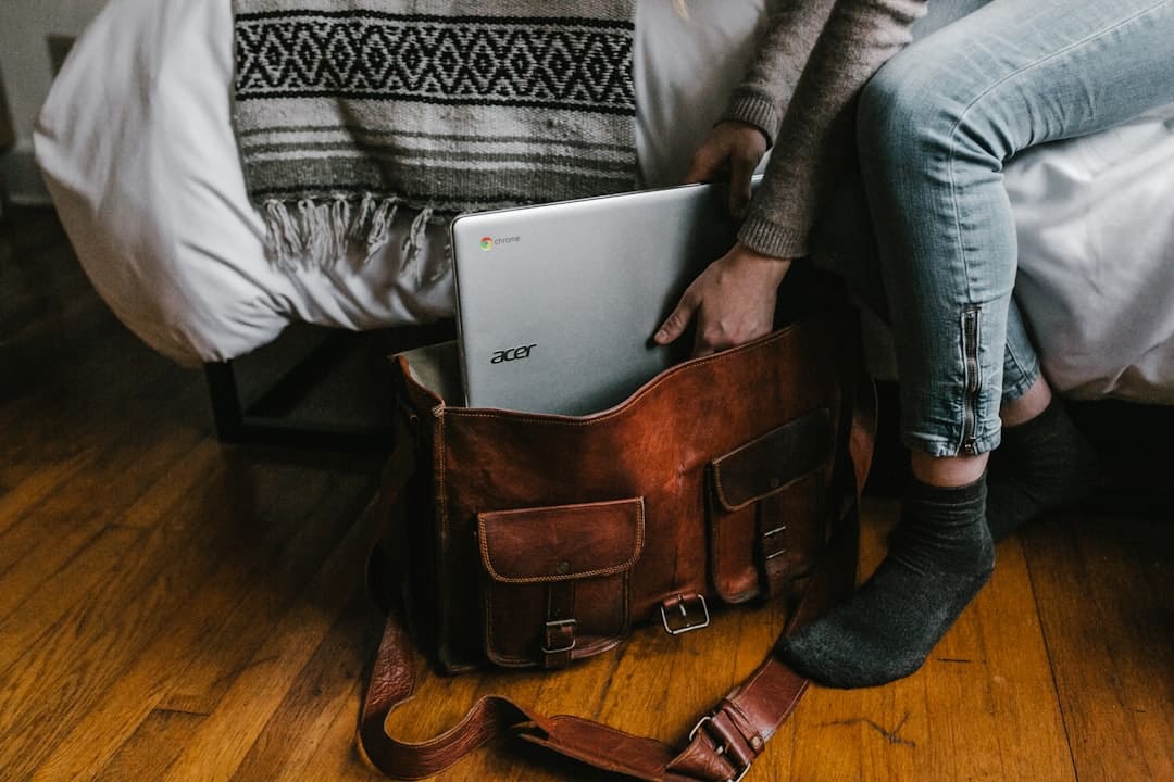 découvrez les avantages et les défis du travail à distance. apprenez comment optimiser votre productivité, maintenir un équilibre travail-vie personnelle et tirer parti des outils numériques pour réussir dans un environnement de travail flexible.