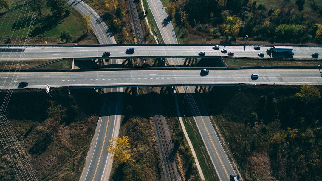 découvrez l'avenir du transport avec les véhicules autonomes. explorez comment cette technologie révolutionnaire transforme nos trajets quotidiens, améliore la sécurité routière et redéfinit la mobilité urbaine.