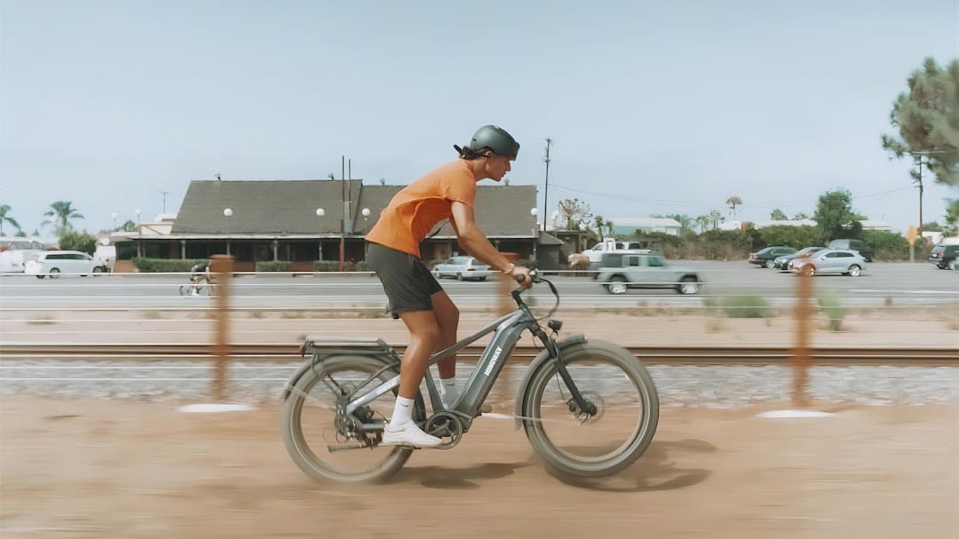 découvrez notre sélection de vélos électriques alliant performance et confort. explorez des modèles adaptés à tous vos besoins pour des trajets urbains, des randonnées ou des aventures en plein air. profitez d'une mobilité durable et innovante avec nos vélos électriques de qualité.